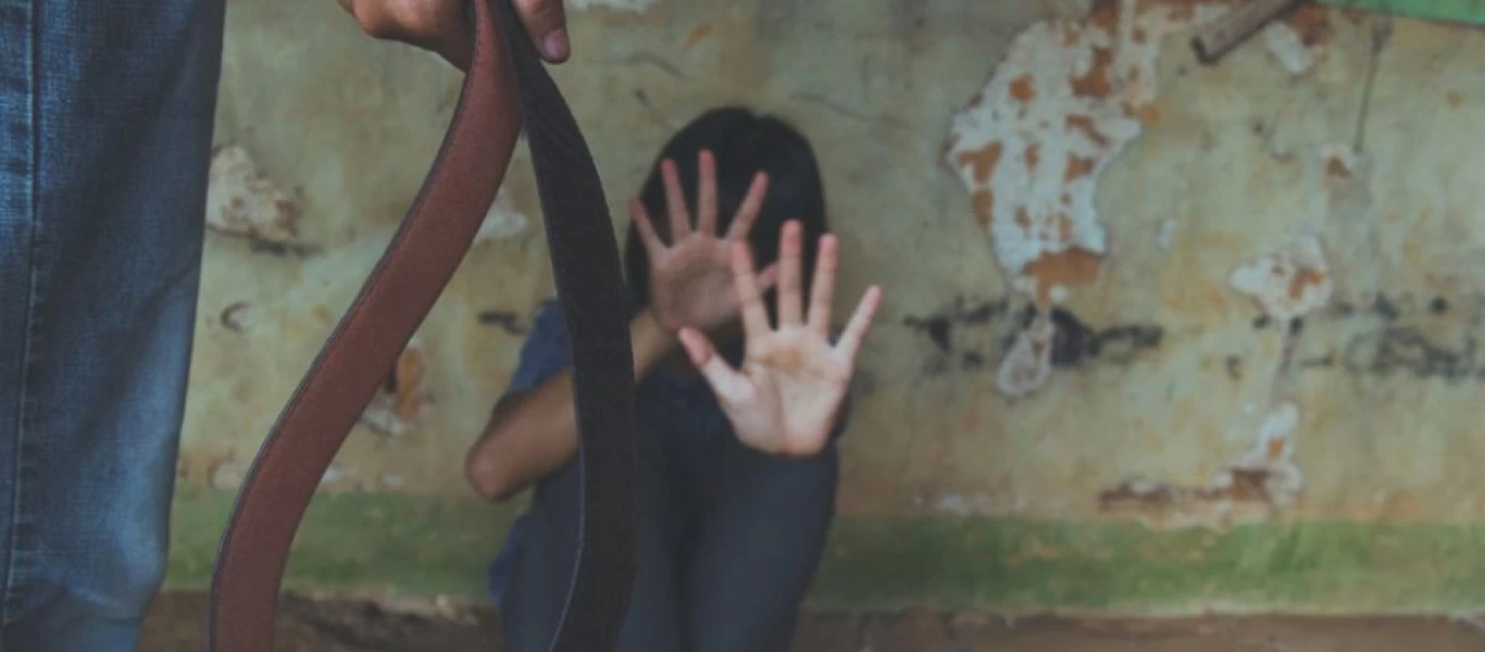 Θεσσαλονίκη - Κακοποίηση νεαρής: «Με βίαζαν διαδοχικά ο ένας μετά τον άλλον στην τουαλέτα του καταστήματος» (βίντεο)